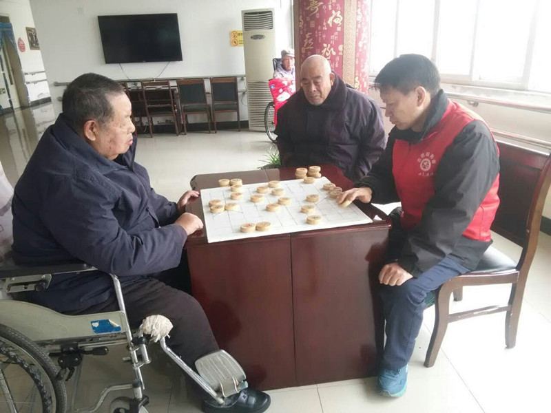 志愿者陪老人下棋