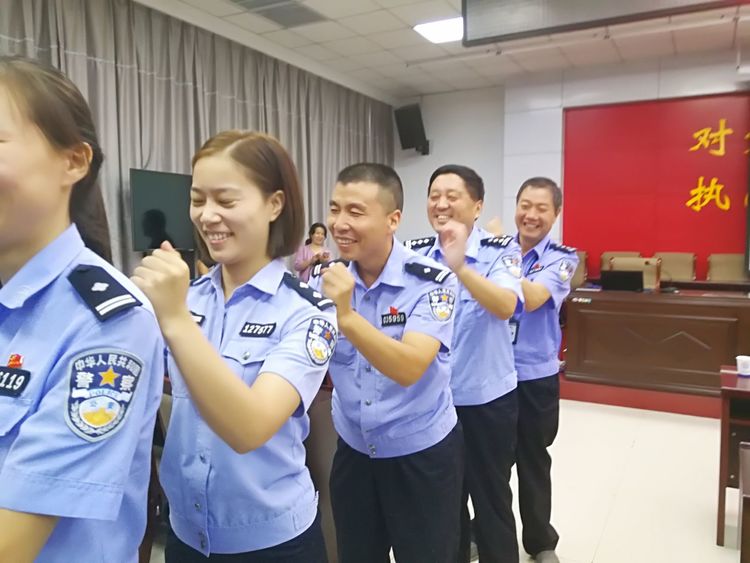 公安民警保家园 心灵港湾送温暖